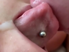 Close up lekker pijpen met een piercing