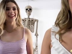 Put my dick to the skeleton and trick my stepsis