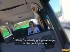 A tattooed girl does not mind publicly fucking with a taxi driver right in the car.